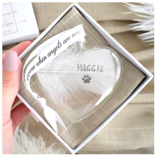 Amaya Rose Ltd White Feather Personalised Christmas Decoration. Gift Boxed Bauble in Clear - image 1