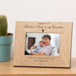 Uniqueful Women's Personalised 1st Mothers Day Wood Picture Frame 6x4 for Mum in Brown - thumbnail 4