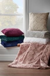 Catherine Lansfield 'Cosy Diamond' Blanket Throw in Green - Size: 130 cm x 170 cm - thumbnail 3