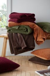 Catherine Lansfield 'So Soft Velvet Boucle' Blanket Throw in Red - Size: 130 cm x 170 cm - thumbnail 5