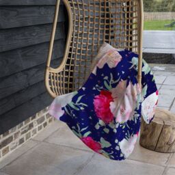 Benjamin Tate Design Roses On Navy Blanket in Natural - Size: 120 cm x 150 cm - thumbnail 4
