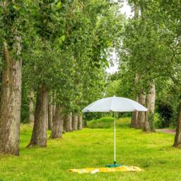 Harbour Housewares Metal Beach Parasol & Base Set 1.74 x 1.93m in Green - thumbnail 6