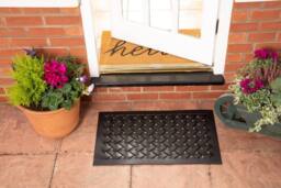 Esselle Reddish Rubber Lattice Mat in Black - Size: 45 cm x 75 cm - thumbnail 3