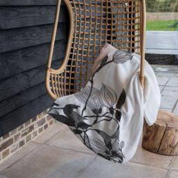 Benjamin Tate Design Black & White Flower Illustration Blanket in Natural - Size: 120 cm x 150 cm - thumbnail 4