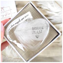 Amaya Rose Ltd Personalised In Memory of Feather Heart Christmas Bauble Gift Boxed in Clear - thumbnail 3