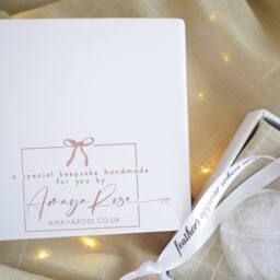 Amaya Rose Ltd Personalised In Memory of Feather Heart Christmas Bauble Gift Boxed in Clear - thumbnail 7