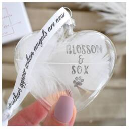 Amaya Rose Ltd Personalised In Memory of Feather Heart Christmas Bauble Gift Boxed in Clear - thumbnail 2