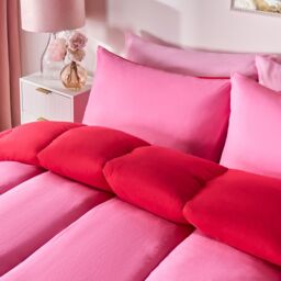 OHS Reversible 10.5 Tog Coverless Washable Duvet with Pillowcases in Bright Pink - Size: King - thumbnail 4