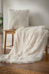 Catherine Lansfield 'Cuddly' Faux Fur Cushion in Cream - Size: 45 cm x 45 cm - thumbnail 2