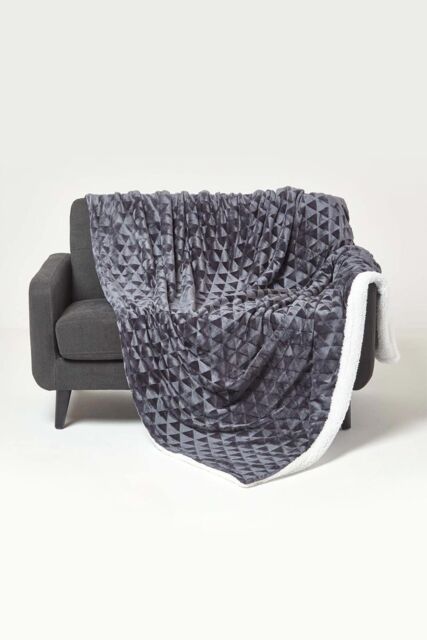 Homescapes Geometric Triangle Velvet Throw in Dark Grey - Size: 130 cm x 160 cm - image 1