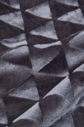 Homescapes Geometric Triangle Velvet Throw in Dark Grey - Size: 130 cm x 160 cm - thumbnail 4
