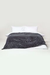 Homescapes Geometric Triangle Velvet Throw in Dark Grey - Size: 130 cm x 160 cm - thumbnail 3