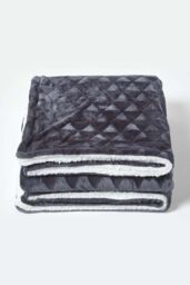 Homescapes Geometric Triangle Velvet Throw in Dark Grey - Size: 130 cm x 160 cm - thumbnail 2