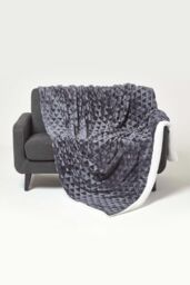 Homescapes Geometric Triangle Velvet Throw in Dark Grey - Size: 130 cm x 160 cm - thumbnail 1