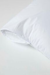 Homescapes Waterproof Pillow Protectors 80 x 80 cm, Pack of 4 in White - Size: 80 x 80 cm - thumbnail 4