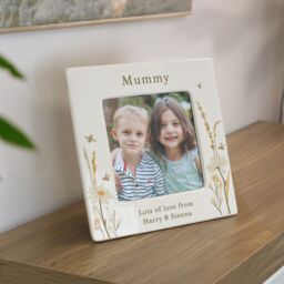 Personalised Memento Company Women's Personalised Bees & Daisy Ceramic 4x4 Frame in Beige - thumbnail 5