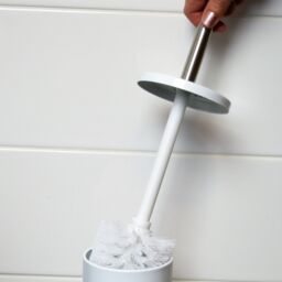 Harbour Housewares 5L Round Bathroom Bin & Brush Set - Slim Stainless Steel Bathroom Set in White - thumbnail 7