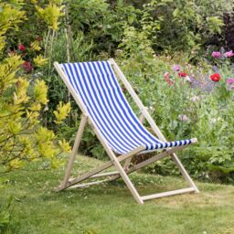 Harbour Housewares Folding Wooden Deck Chair in Navy - thumbnail 5