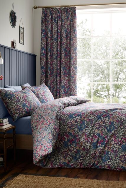 Dreams & Drapes 'Bessie' Ditsy Floral Reversible Duvet Cover Set in Navy - Size: Super King - image 1