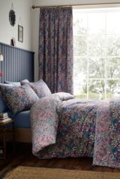 Dreams & Drapes 'Bessie' Ditsy Floral Reversible Duvet Cover Set in Navy - Size: Super King - thumbnail 4