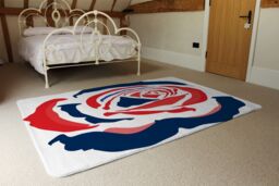 Benjamin Tate Design Red & Blue Rose Print Rug in Natural - Size: Large - thumbnail 3