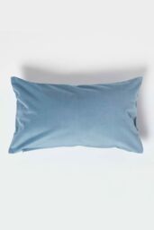 Homescapes Luxury Soft Velvet Cushion in Blue - Size: 30 cm x 50 cm - thumbnail 3