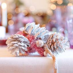Dibor Dining Table Centrepiece Pine Cone & Pink Bauble Table Decor Garland - Size: Large - thumbnail 3