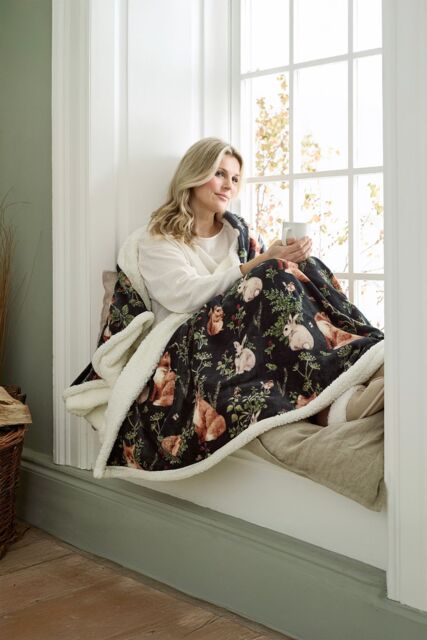 The Lyndon Company Woodland Wildlife Green Heated Sherpa Throw - 140x180cm Soft Blanket with 10 Heating Levels - Deyongs 1846 - Size: 140 cm x 180 cm - image 1