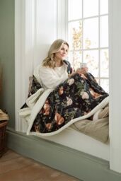 The Lyndon Company Woodland Wildlife Green Heated Sherpa Throw - 140x180cm Soft Blanket with 10 Heating Levels - Deyongs 1846 - Size: 140 cm x 180 cm - thumbnail 1