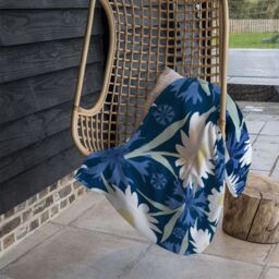 Benjamin Tate Design Daisies On Navy Blanket in Natural - Size: 120 cm x 150 cm - thumbnail 4