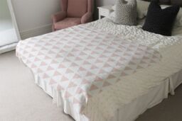 Benjamin Tate Design Pink Triangles Blanket in Natural - Size: 120 cm x 150 cm - thumbnail 3