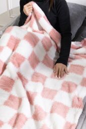 H&O Direct 150 x 200cm Comfortable Soft Checkerboard Plush All Seasons Throw Blanket for Bed & Sofa, Pink - Size: 150 x 200 cm - thumbnail 2