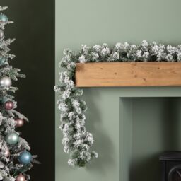 Samuel Alexander 2.7m Green Snow Flocked Christmas Garland with 190 Tips - thumbnail 7