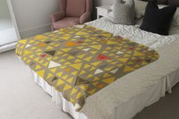 Benjamin Tate Design Yellow Geometric Triangles Blanket in Natural - Size: 120 cm x 150 cm - thumbnail 3