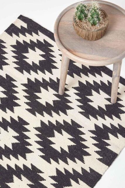 Homescapes Zurich Handwoven Cotton Geometric Pattern Kilim Rug in Black - Size: 120 cm x 170 cm - image 1