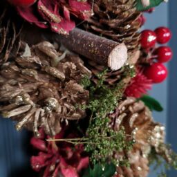 Samuel Alexander 36cm Christmas Wreath in Gold & Red with Pine Cones & Berries in Green - thumbnail 3