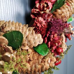 Samuel Alexander 36cm Christmas Wreath in Gold & Red with Pine Cones & Berries in Green - thumbnail 2