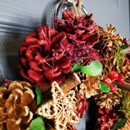 Samuel Alexander 36cm Christmas Wreath in Gold & Red with Pine Cones & Berries in Green - thumbnail 4