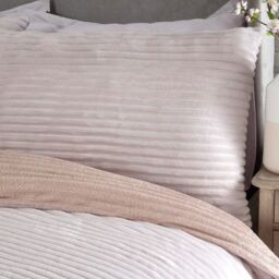 Smart Living Luxurious Reversible Sparkle Ribbed Fleece Duvet Cover with Pillowcases in Pink - Size: King - thumbnail 3
