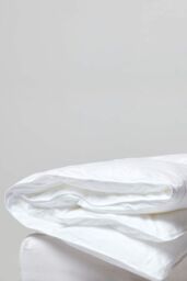 Homescapes Kids 10.5 Tog Super Microfibre Duvet in White - Size: Cot Bed - thumbnail 2