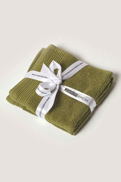 Homescapes Combed Egyptian Cotton Set of 2 Face Cloths 700 GSM in Green - image 1