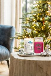 Yankee Candle Sparkling Winterberry Signature Large Jar Candle - thumbnail 2