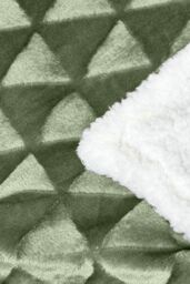 Homescapes Geometric Triangle Velvet Throw in Green - Size: 130 cm x 160 cm - thumbnail 5