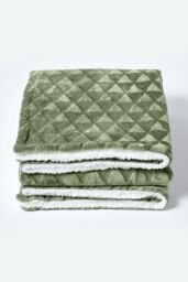 Homescapes Geometric Triangle Velvet Throw in Green - Size: 130 cm x 160 cm - thumbnail 2