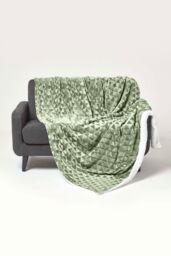 Homescapes Geometric Triangle Velvet Throw in Green - Size: 130 cm x 160 cm