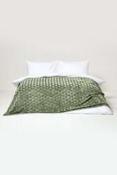 Homescapes Geometric Triangle Velvet Throw in Green - Size: 130 cm x 160 cm - thumbnail 3