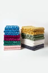 Homescapes Geometric Triangle Velvet Throw in Green - Size: 130 cm x 160 cm - thumbnail 6