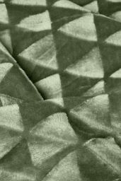 Homescapes Geometric Triangle Velvet Throw in Green - Size: 130 cm x 160 cm - thumbnail 4