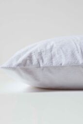 Homescapes Terry Towelling Waterproof Pillow Protectors 65 x 65 cm, Pack of 4 in White - Size: 65 x 65 cm - thumbnail 3