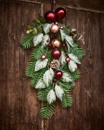 Dibor Waverley Red Bauble Christmas Decoration Swag in Green - thumbnail 1
